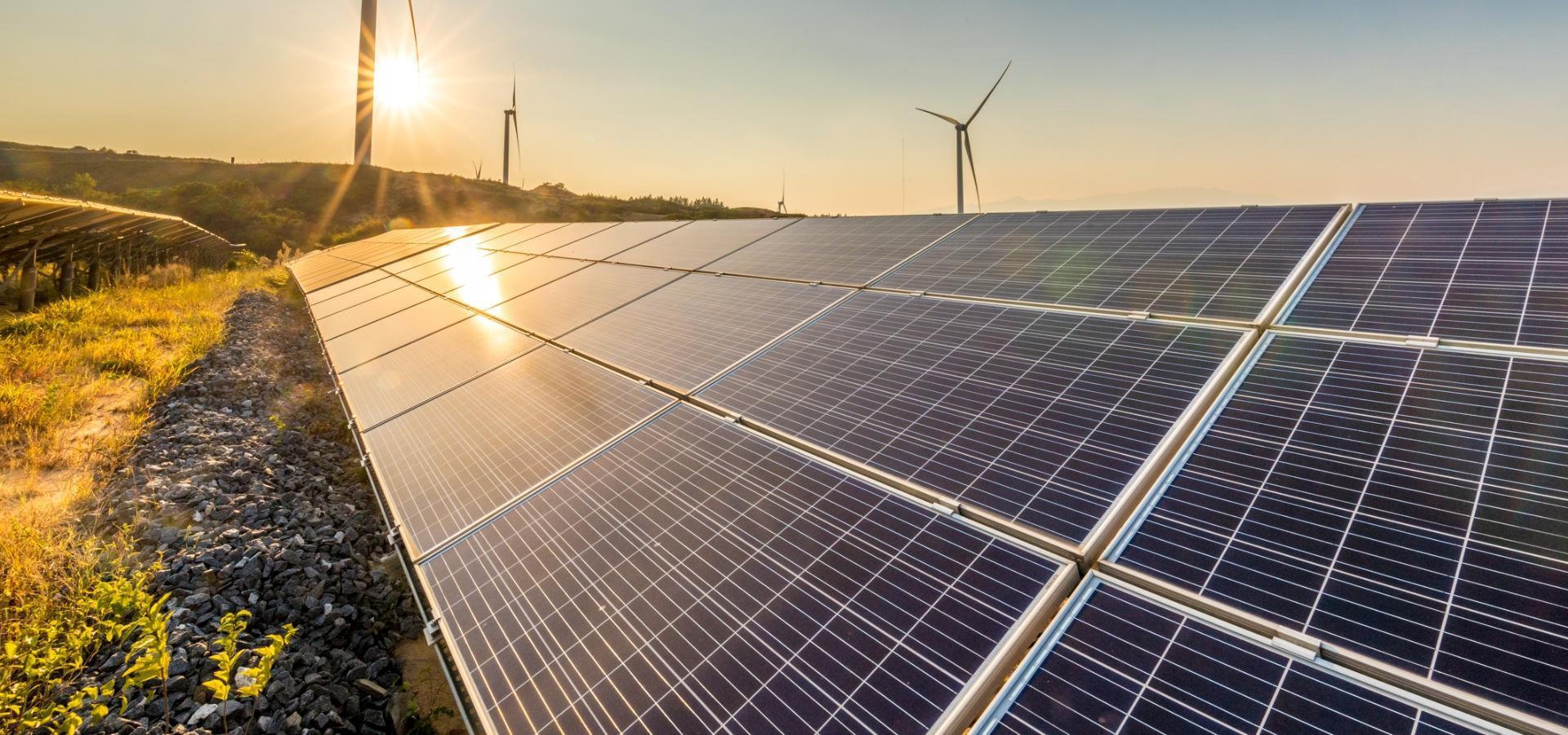 panele fotowoltaiczne na wzgórzu